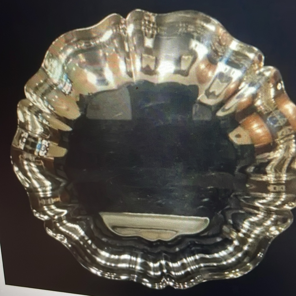 VTG WM. A. Rogers scalloped footed fruit bowl by Oneida Silversmiths